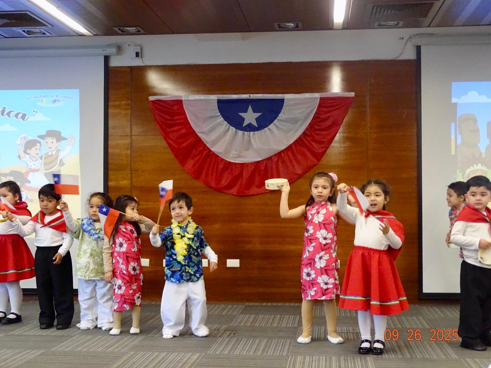 Niños con banderas chilenas celebrando Fiestas Patrias